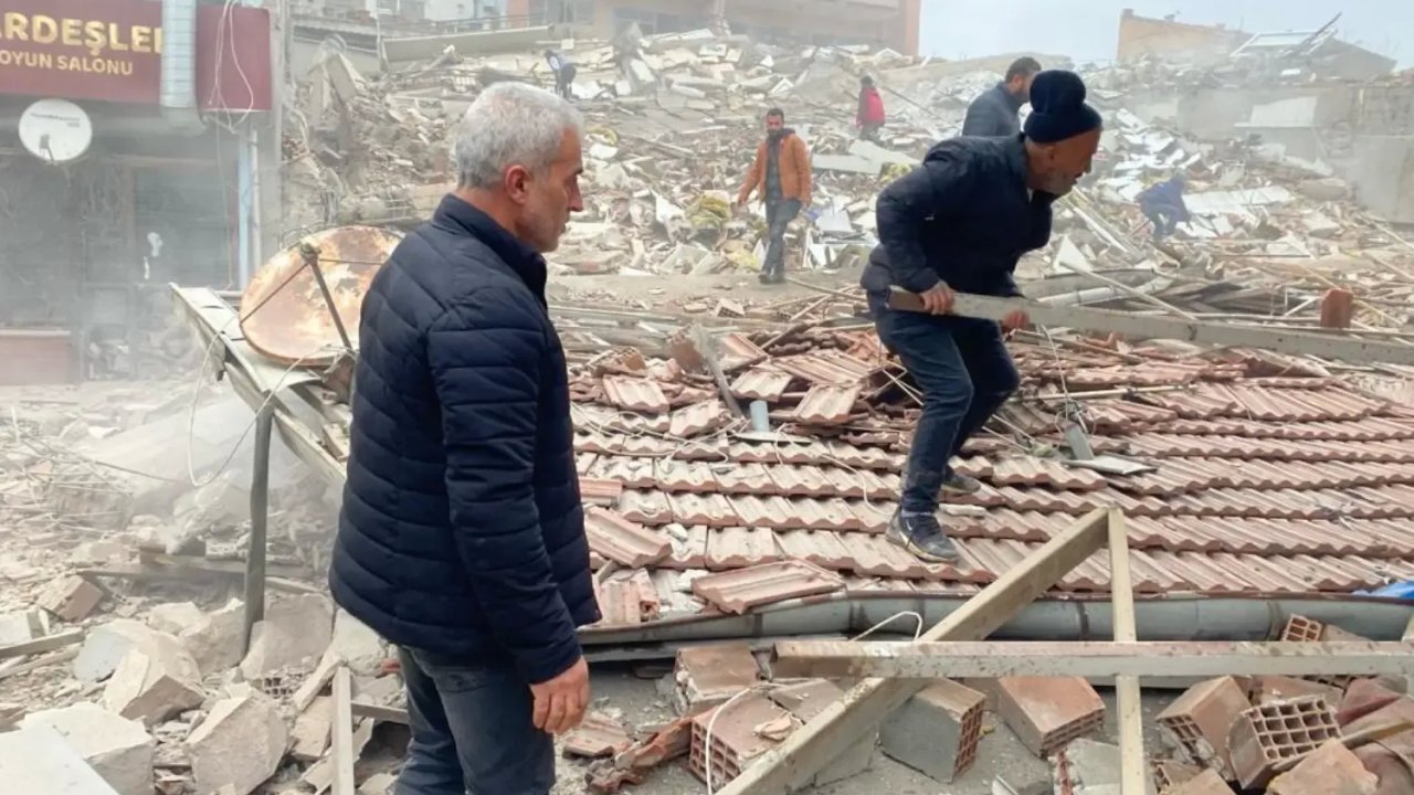 Malatya'da Yıkım Skandalı: Bina Otoparka Çöktü