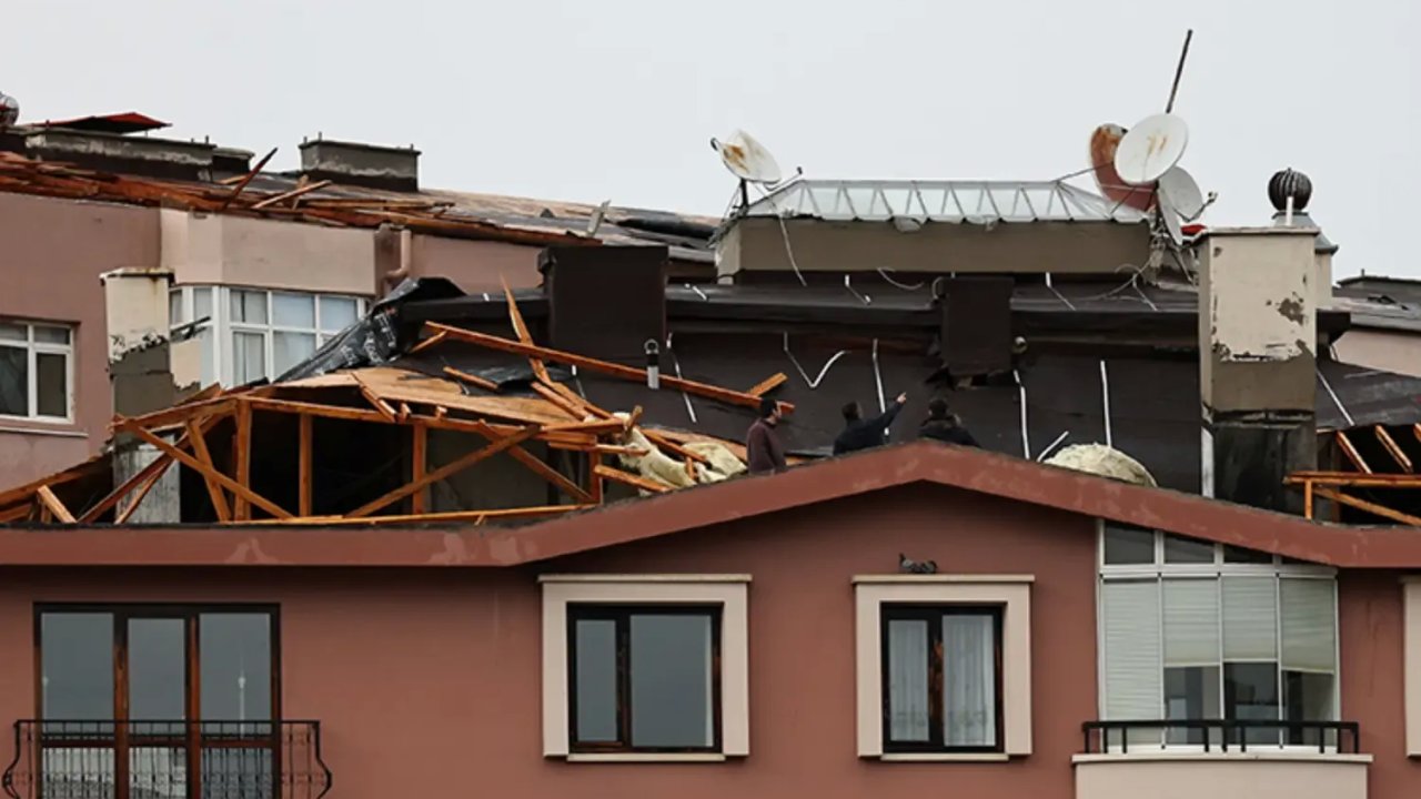 Depremden Çatı Uçar Mı Demeyin! Uçtu