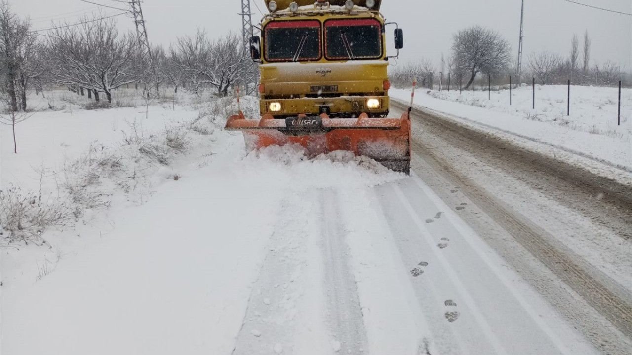 Kar Yağışı Nedeniyle 21 Mahalle Yolu Kapandı!