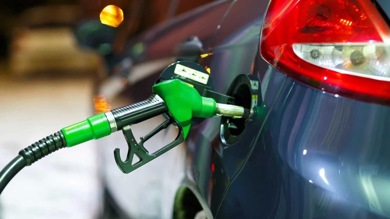Yakıt Fiyatlarına Bir Darbe Daha: Motorin ve Benzin Cebi Yakıyor!