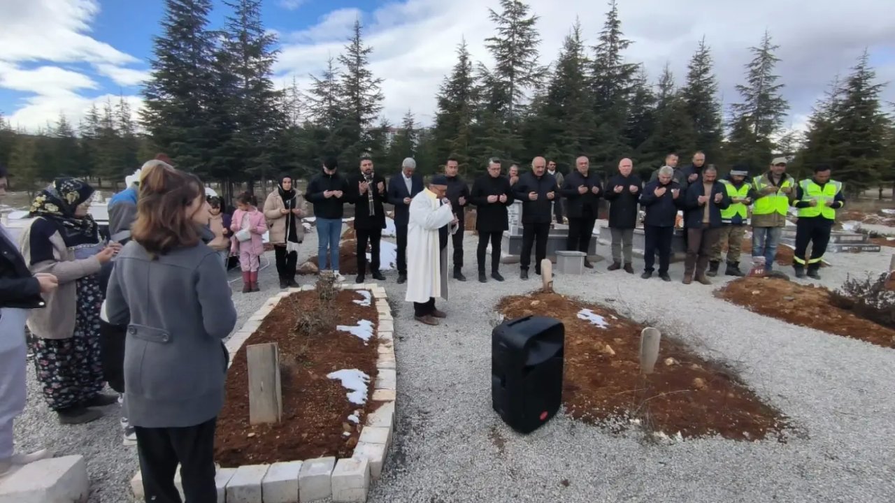 Başkan Zelyurt, Doğanşehir'de Depremzedelerin Mezarlarını Ziyaret Etti