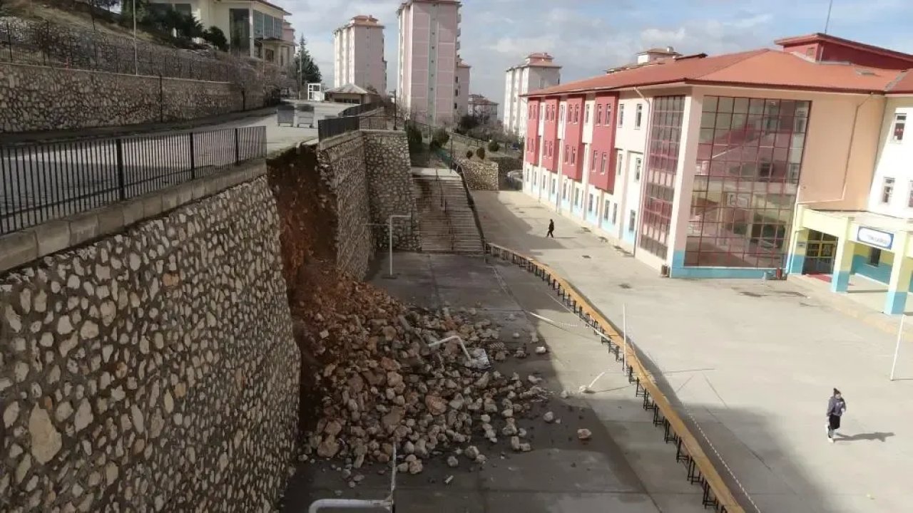 Malatya'da İlkokul İstinat Duvarı Çöktü