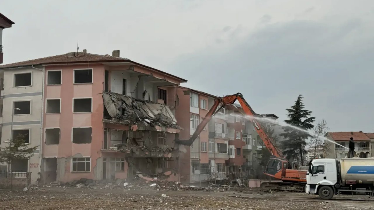 Depremin Ardından Yıkım Çalışmaları Devam Ediyor