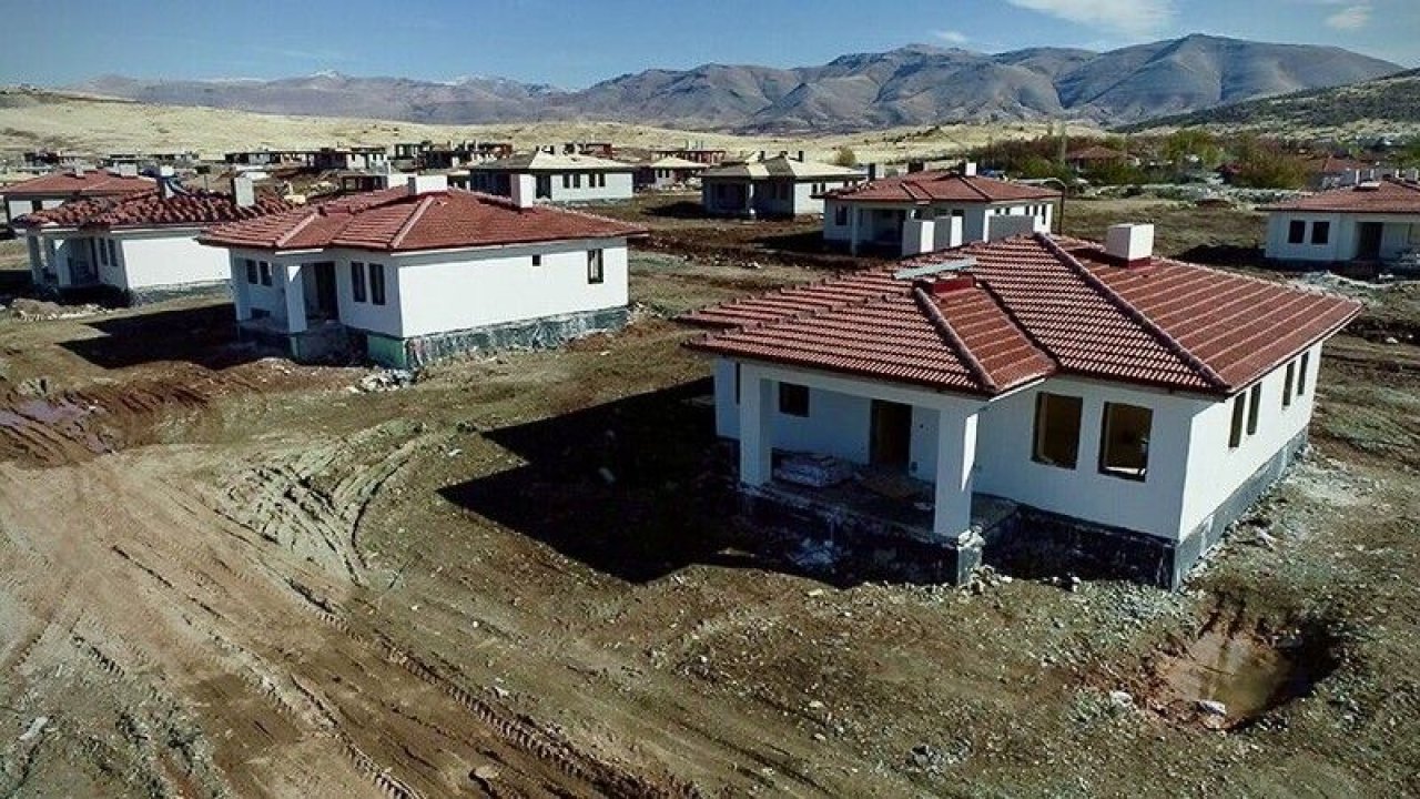 Erkenek Mahallesi'nde Köy Evleri İnşaatına Başlandı