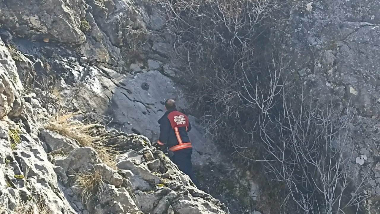 Darende'de Mahsur Kalan Keçilere İtfaiye Yetişti