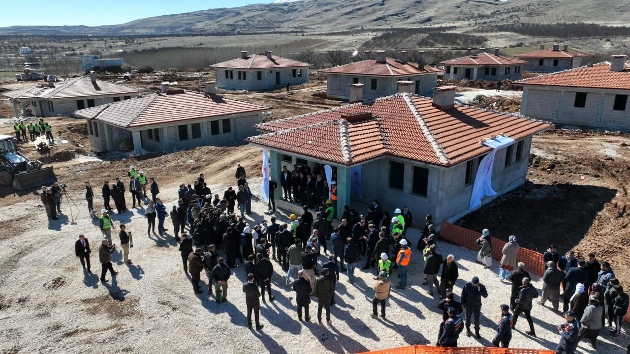 Özhaseki, Deprem Sonrası İnşa Edilen Konutları Denetledi