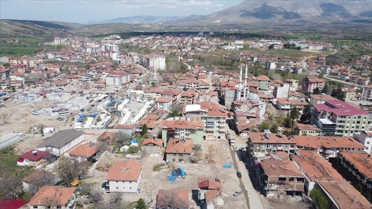 Doğanşehir'de Temizlik Çalışmaları Dikkat Çekti