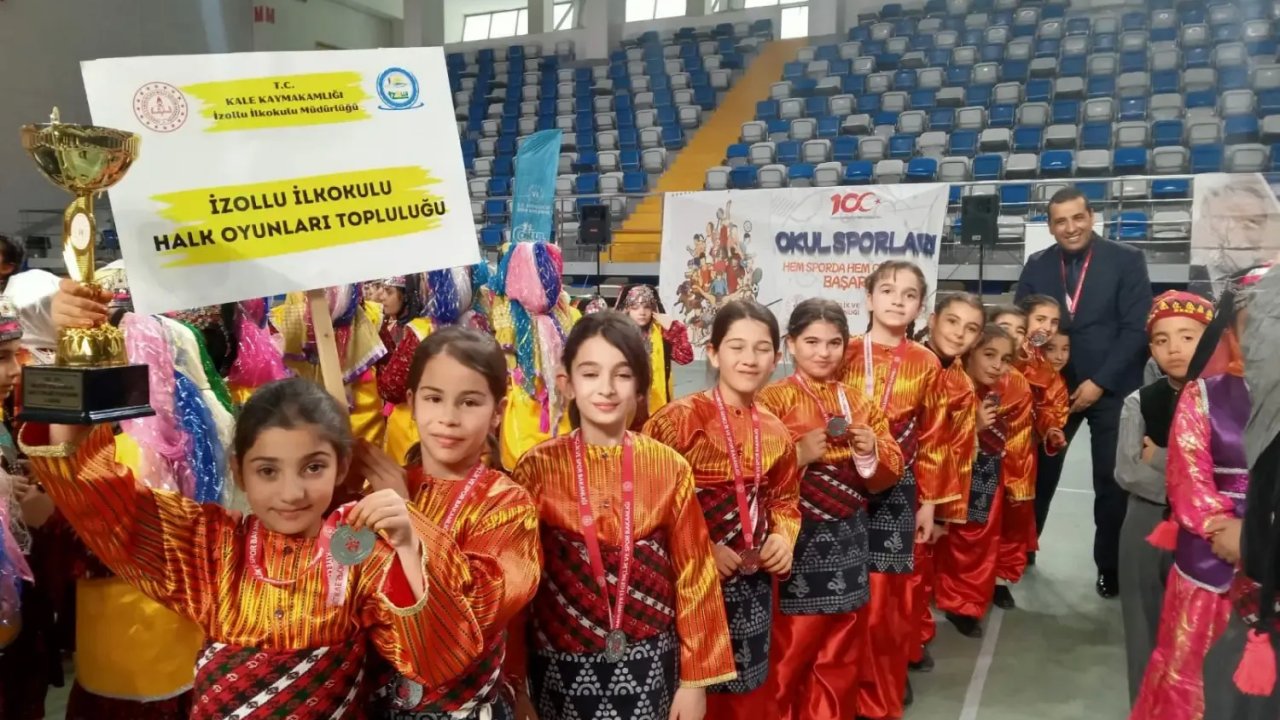 İzollu İlkokulu Minikler Halk Oyun Ekibi Malatya'da İkinci Oldu!
