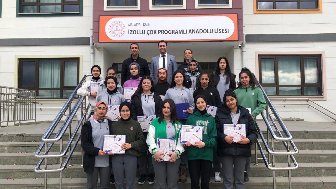 İzollu Anadolu Lisesi Kız Futbol Takımına Tablet Ödülü