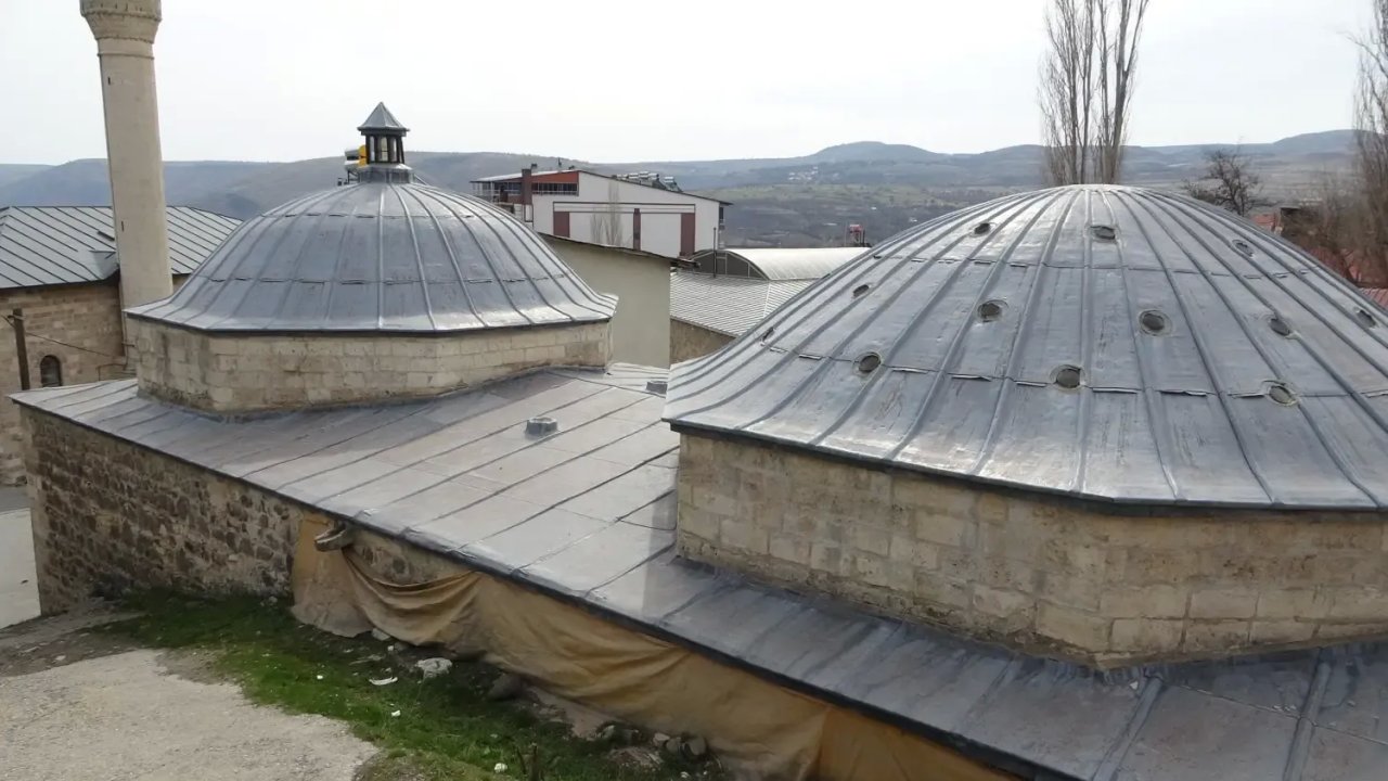 200 Yıllık Çarşı Hamamı ve Tarihi Mir-i Liva Ahmet Paşa Camii Direniyor