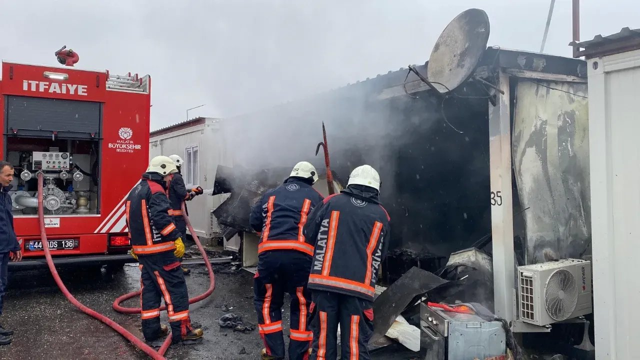 Malatya'da Konteyner Yangını Meydana Geldi