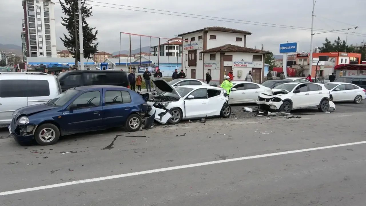 Malatya'da Zincirleme Kaza: 7 Araç, 5 Yaralı