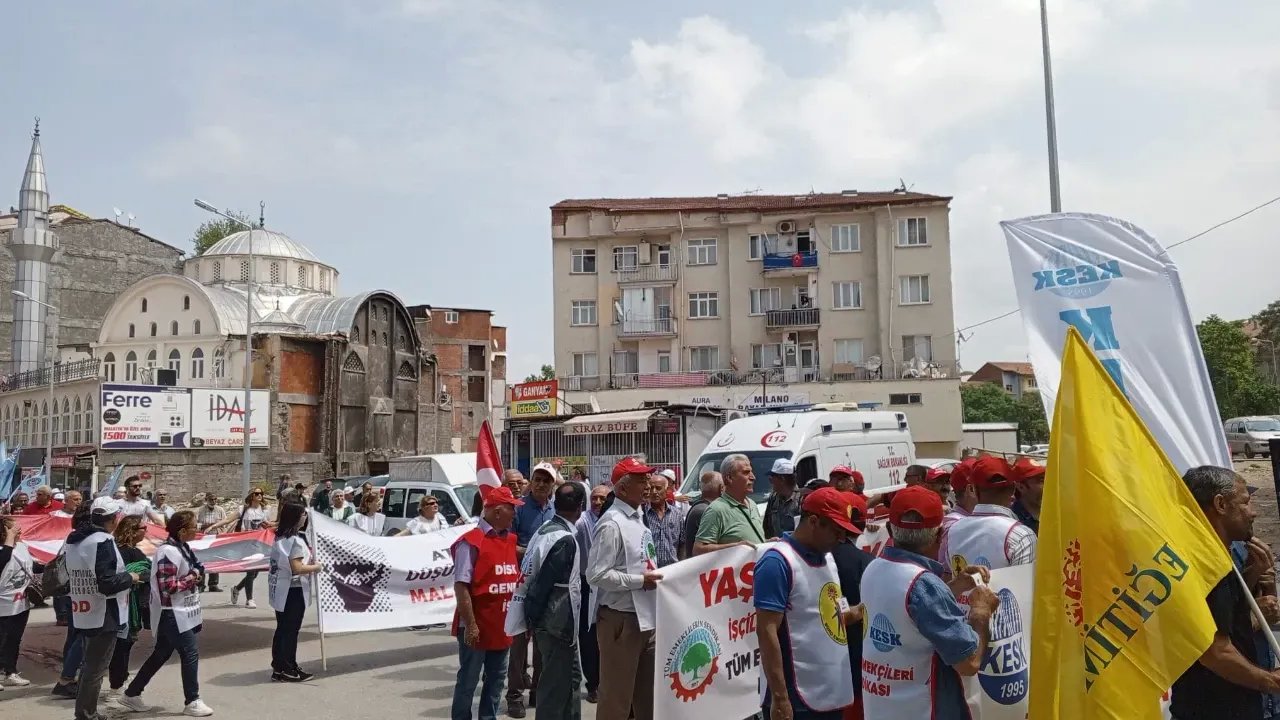 1 Mayıs'ta Emeksiz Meydanı'na Yürüyen Gruplar Güvenlik Kontrolünden Geçirildi