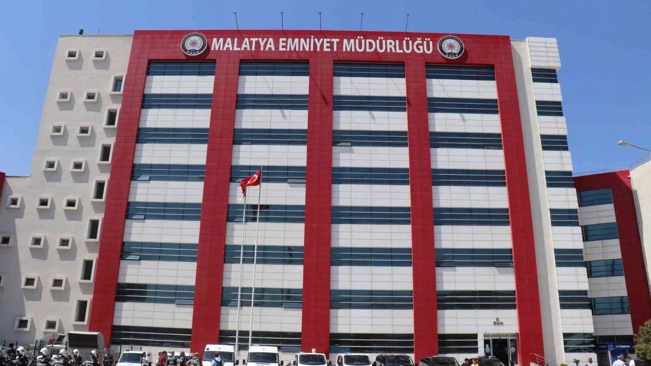 Malatya'da Kaçakçılık Operasyonu: Ele Geçirilen Ürünler İnceleniyor