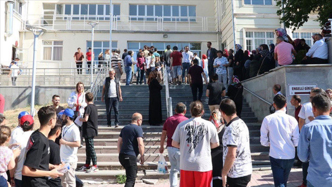 TYT Başladı: Malatya'da Binlerce Aday Sınav Heyecanıyla!