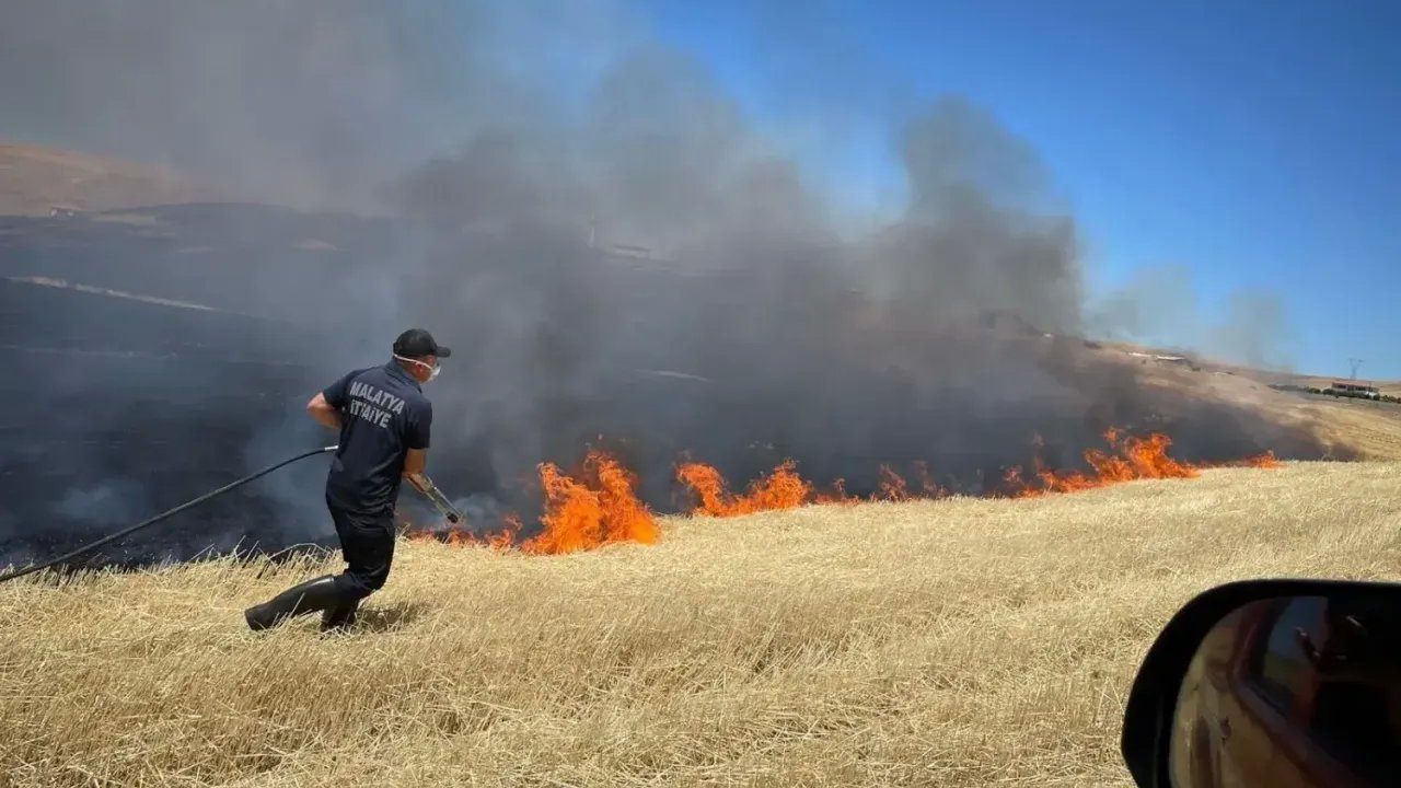 Arguvan'da Çıkan Anız Yangınında Tarım Ekipmanları Zarar Gördü