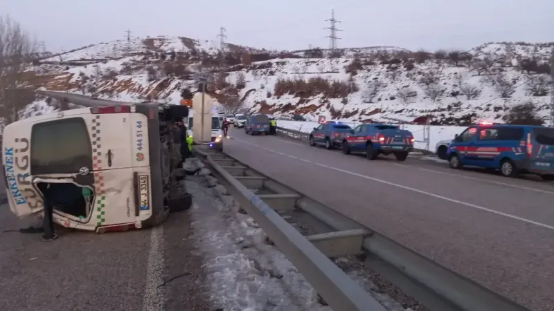 Malatya'da yolcu minibüsünün devrilmesi sonucu 8 kişi yaralandı