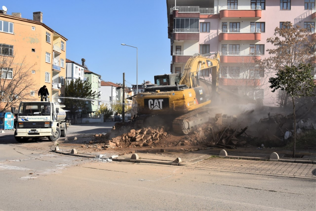 Battalgazi’deki metruk binalar tek tek yıkılıyor