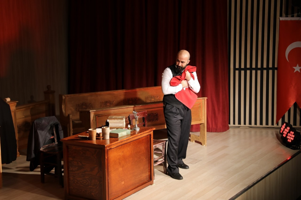 "İstiklal yolu Mehmet Akif" tiyatro oyunu izleyici ile buluştu