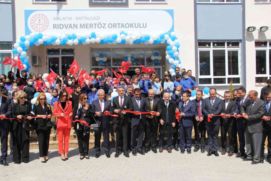 İşadamı Rıdvan Mertöz tarafından yapılan ortaokulun açılışı yapıldı
