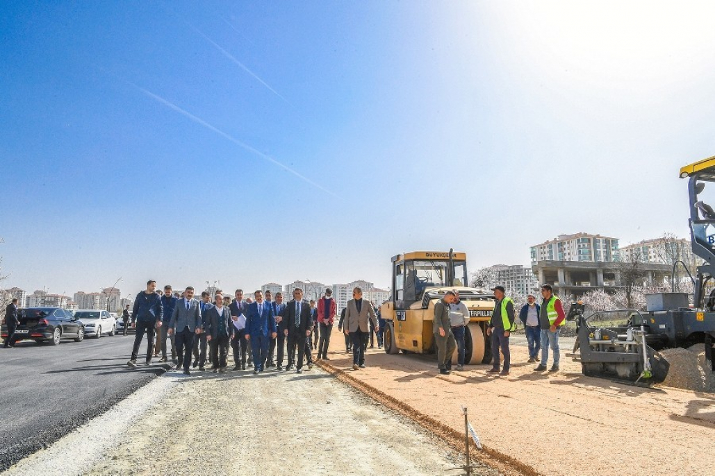 Başkan Gürkan, asfalt çalışmalarının yapıldığı 35 metrelik yolda inceleme yaptı