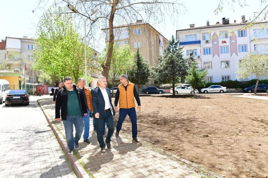 Başkan Çınar, parkta düzenleme ve yenileme çalışmasını inceledi