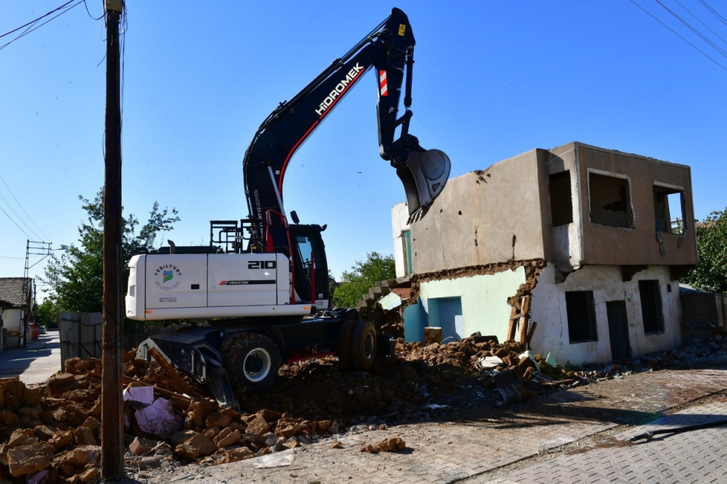 Yeşilyurt’ta metruk evlerin yıkımına ağırlık