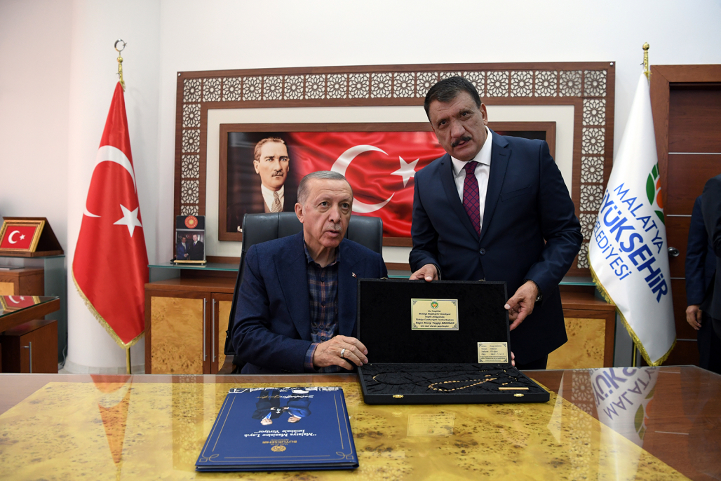 Cumhurbaşkanı Erdoğan Büyükşehir Belediyesini Ziyaret Etti