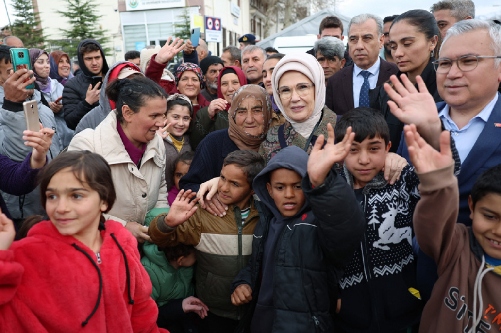 Emine Erdoğan, Malatya’da depremzedelerle bir araya geldi