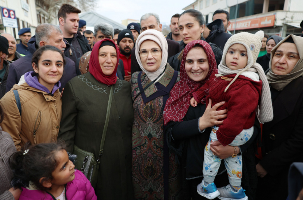 Emine Erdoğan, Malatya’da depremzedelerle bir araya geldi