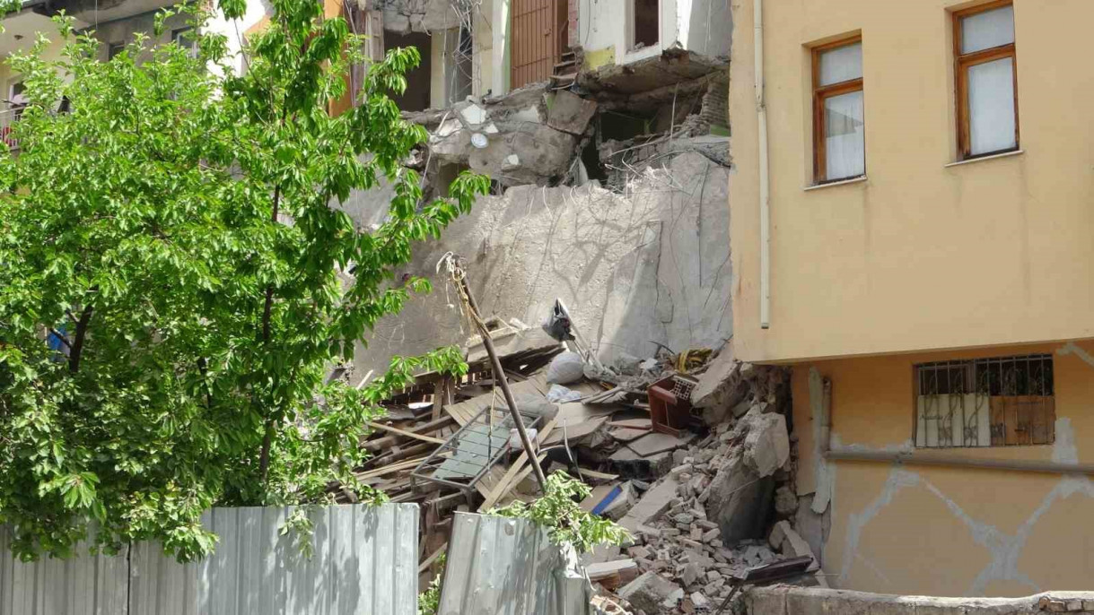 Malatya'da 4 katlı hasarlı binada göçük meydana geldi
