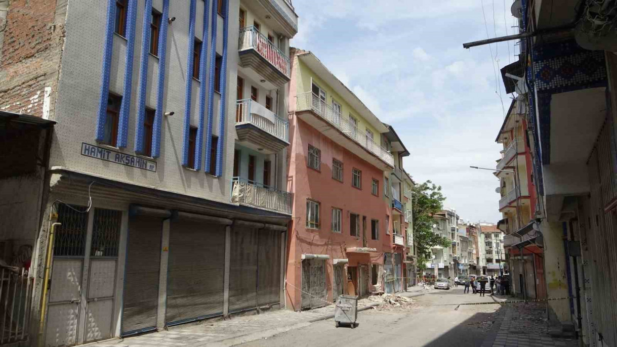 Malatya'da 4 katlı hasarlı binada göçük meydana geldi