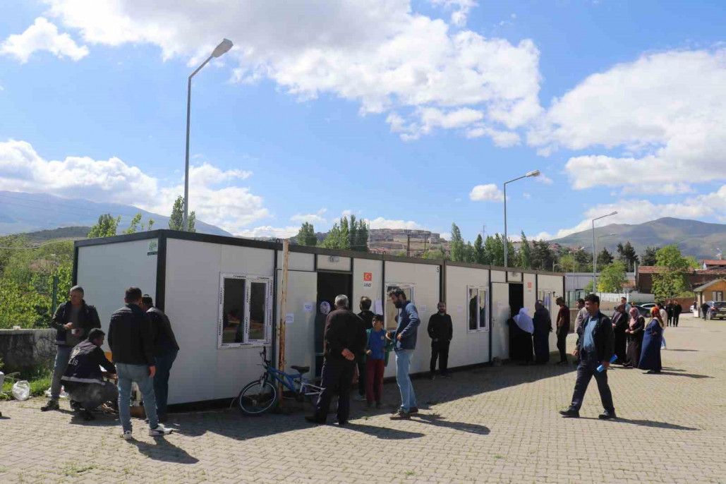 Deprem bölgesi Malatya'da vatandaşlar oy kullanmaya devam ediyor
