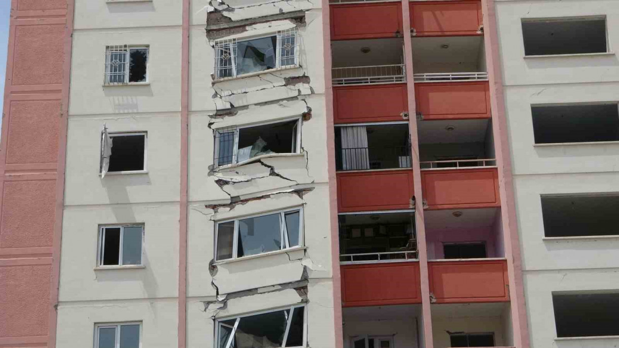 Depremde bir bölümü çöken binayı gören bir daha bakıyor
