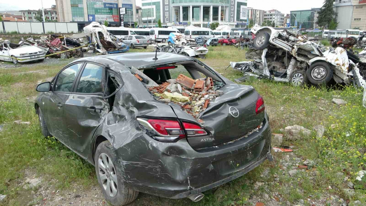 Malatya'da depremde 200 milyon TL değerindeki 245 araç hurdaya döndü