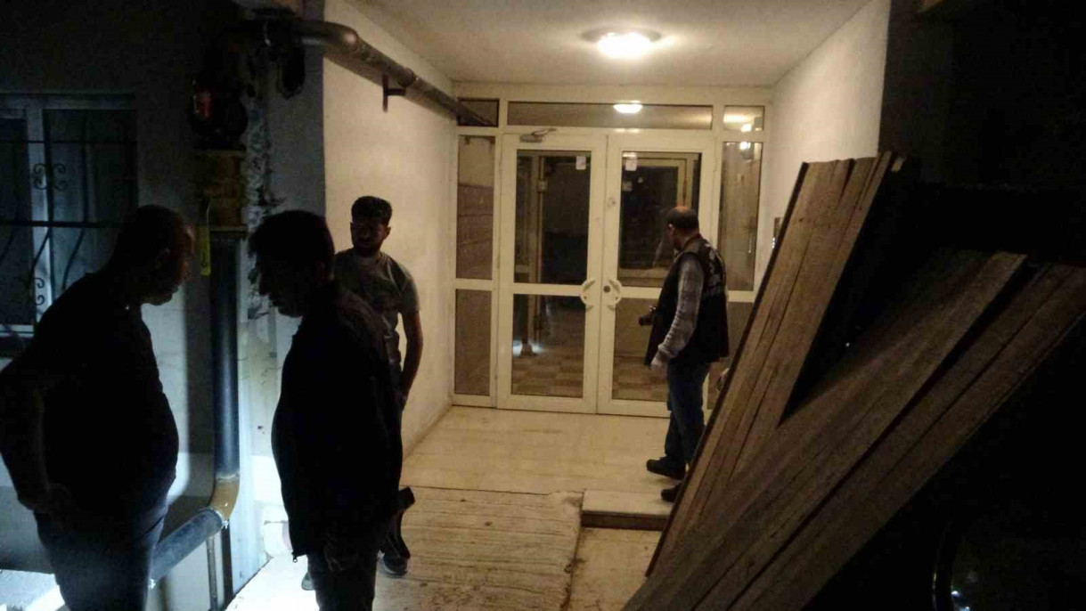 Malatya'da husumetlilerin silahlı ev baskını kamerada