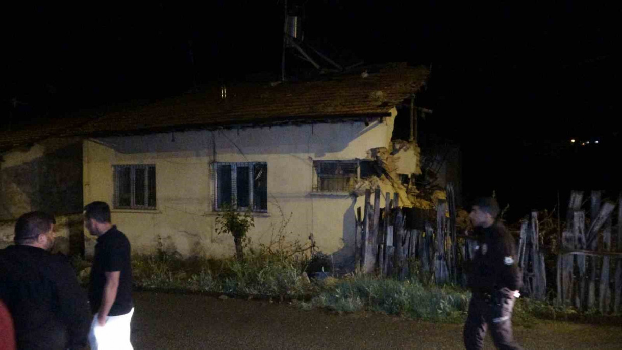 Malatya'da hasarlı evde göçük meydana geldi
