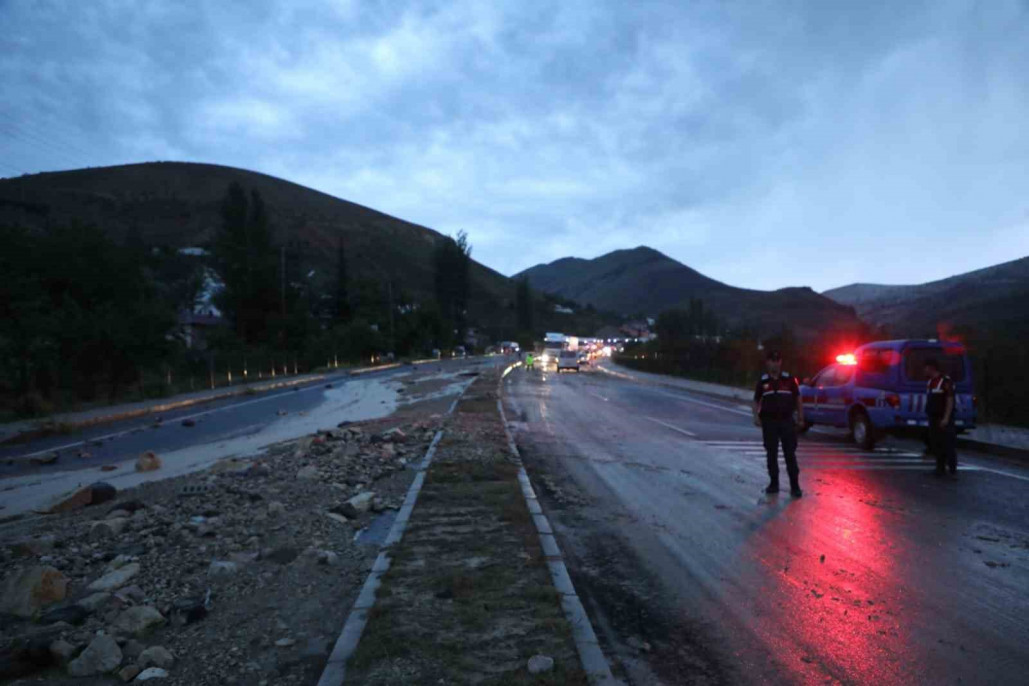 Sel nedeniyle Malatya-Kayseri karayolunda ulaşım kontrollü sağlanıyor