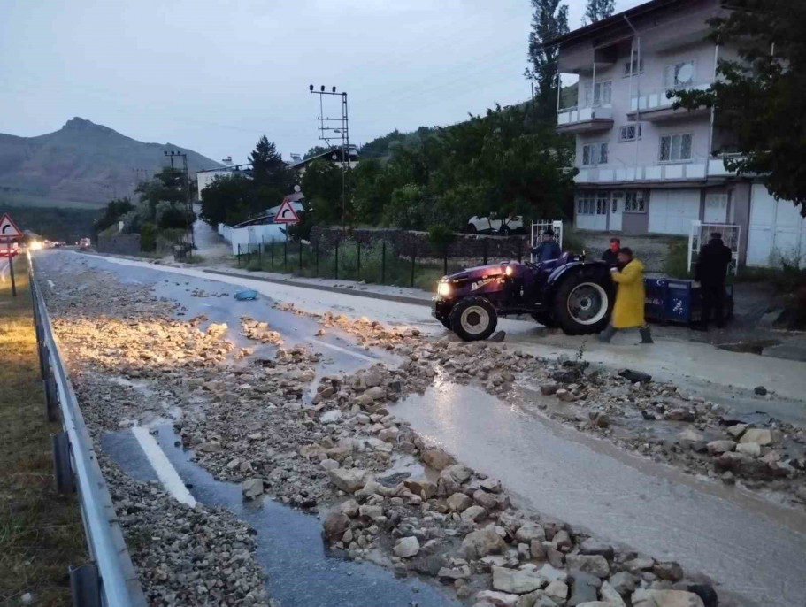 Sel nedeniyle Malatya-Kayseri karayolunda ulaşım kontrollü sağlanıyor