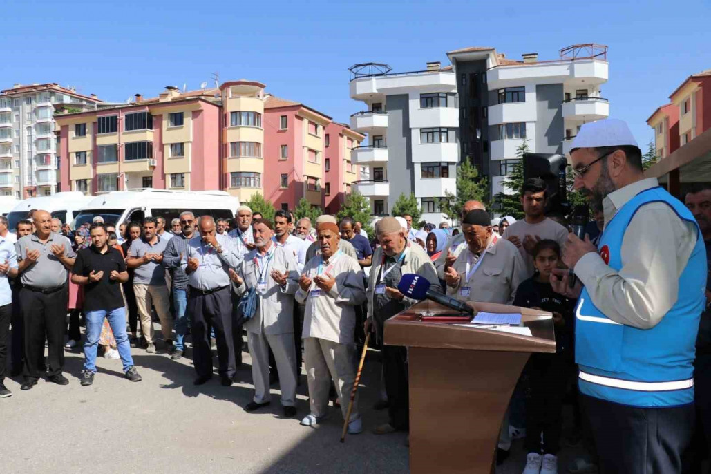 Deprem bölgesi Malatya'dan ilk hac kafilesi dualarla uğurlandı