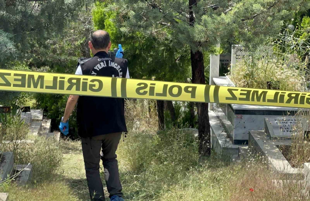 24 yıl önce ölen kardeşinin mezarı başında canına kıydı