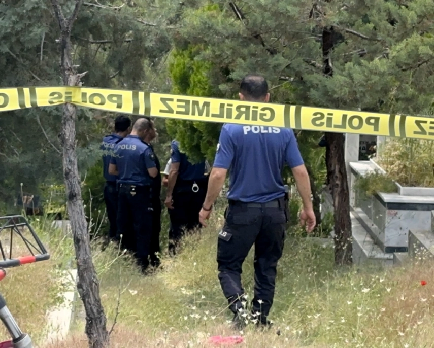 24 yıl önce ölen kardeşinin mezarında canına kıydı