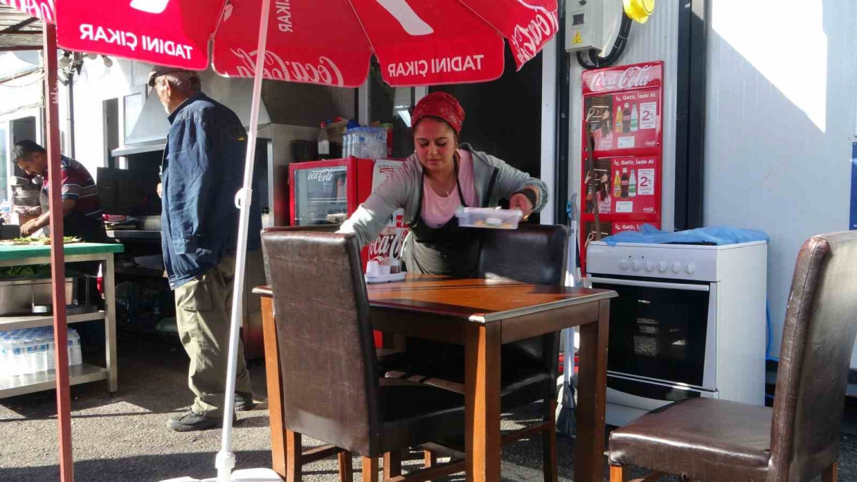 Malatya'nın tek kadın kebap ustası konteynerde ekmek mücadelesini sürdürüyor