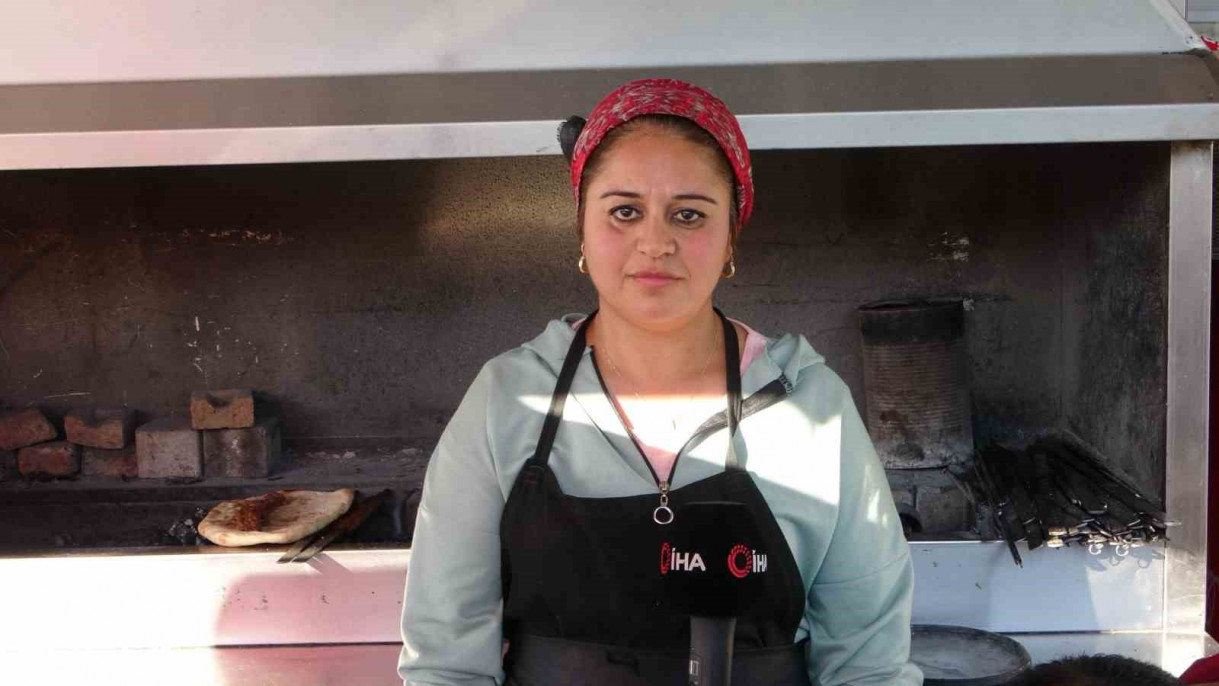 Malatya'nın tek kadın kebap ustası konteynerde ekmek mücadelesini sürdürüyor