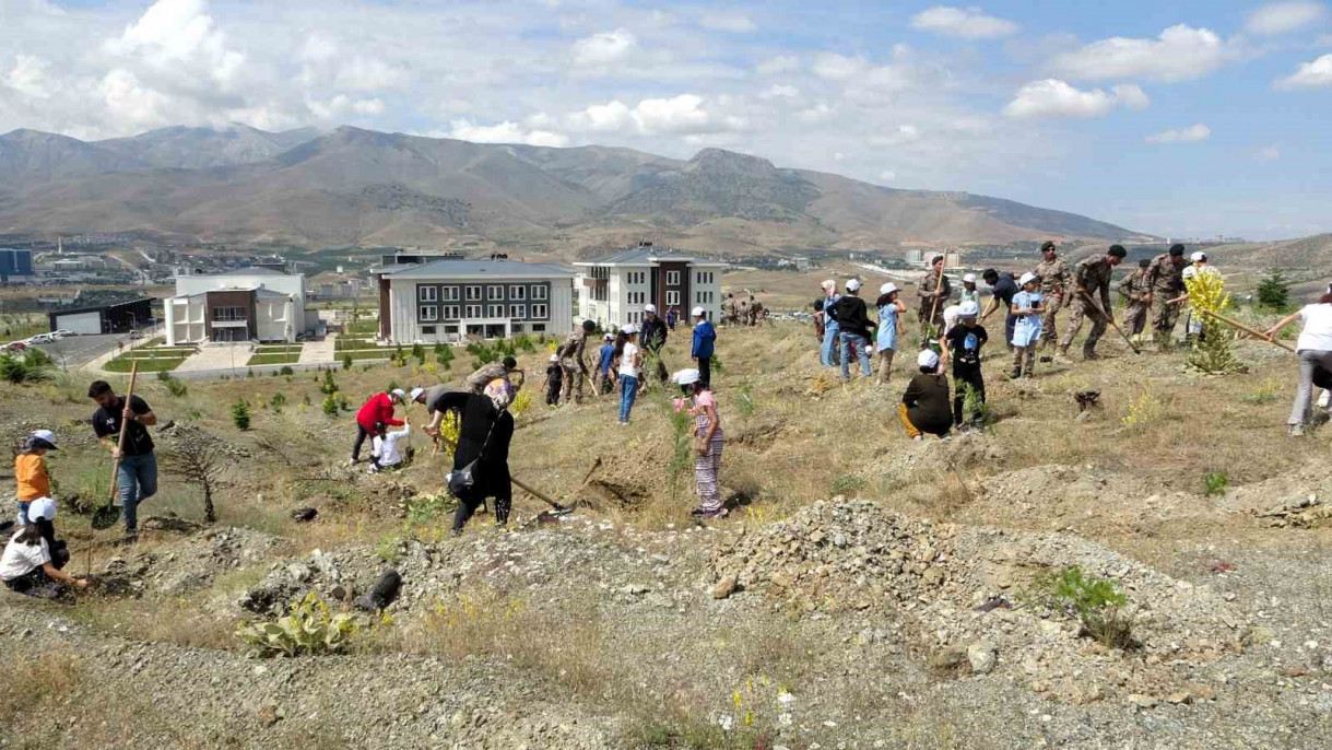 Malatya'da depremde kaybedilen her çocuk için bir fidan dikildi