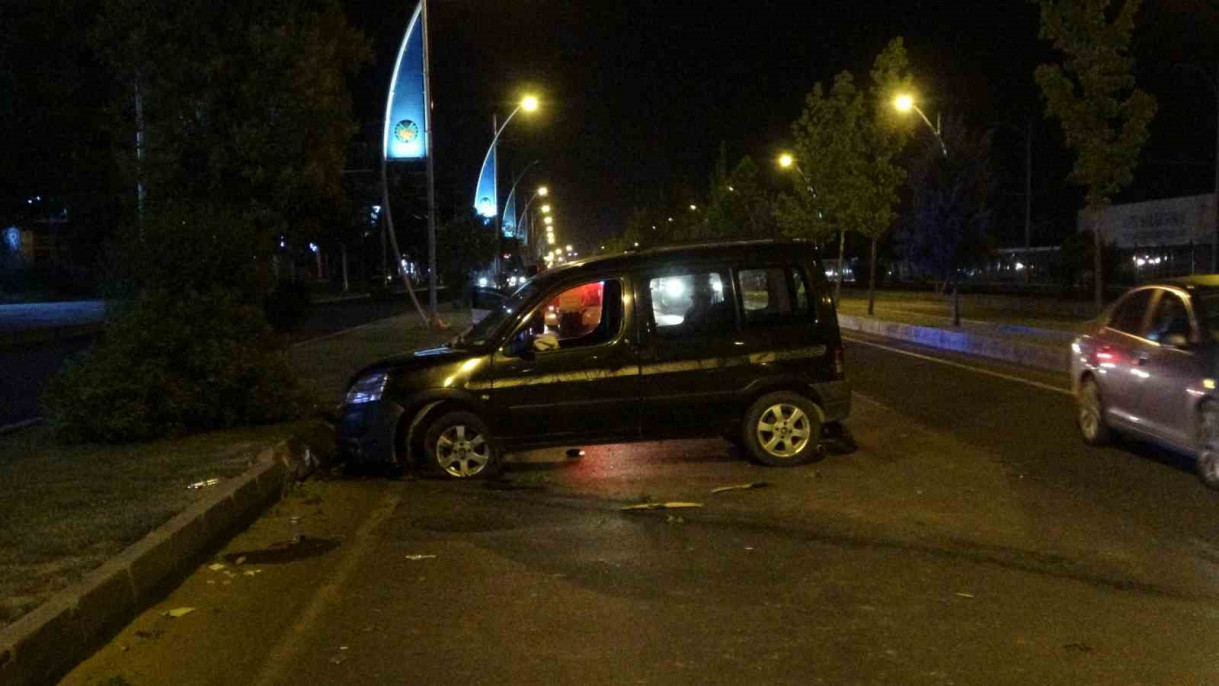 Çarptığı ağacı yerinden söküp karşı şeride geçti: 1 yaralı