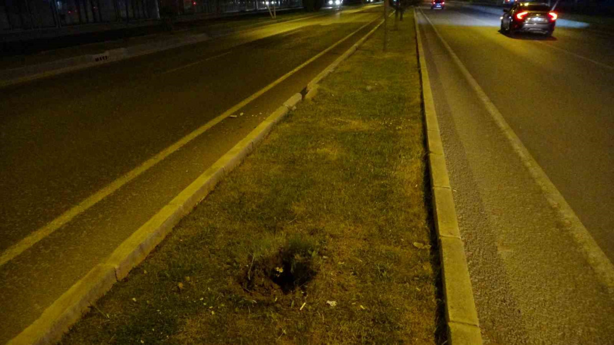 Çarptığı ağacı yerinden söküp karşı şeride geçti: 1 yaralı