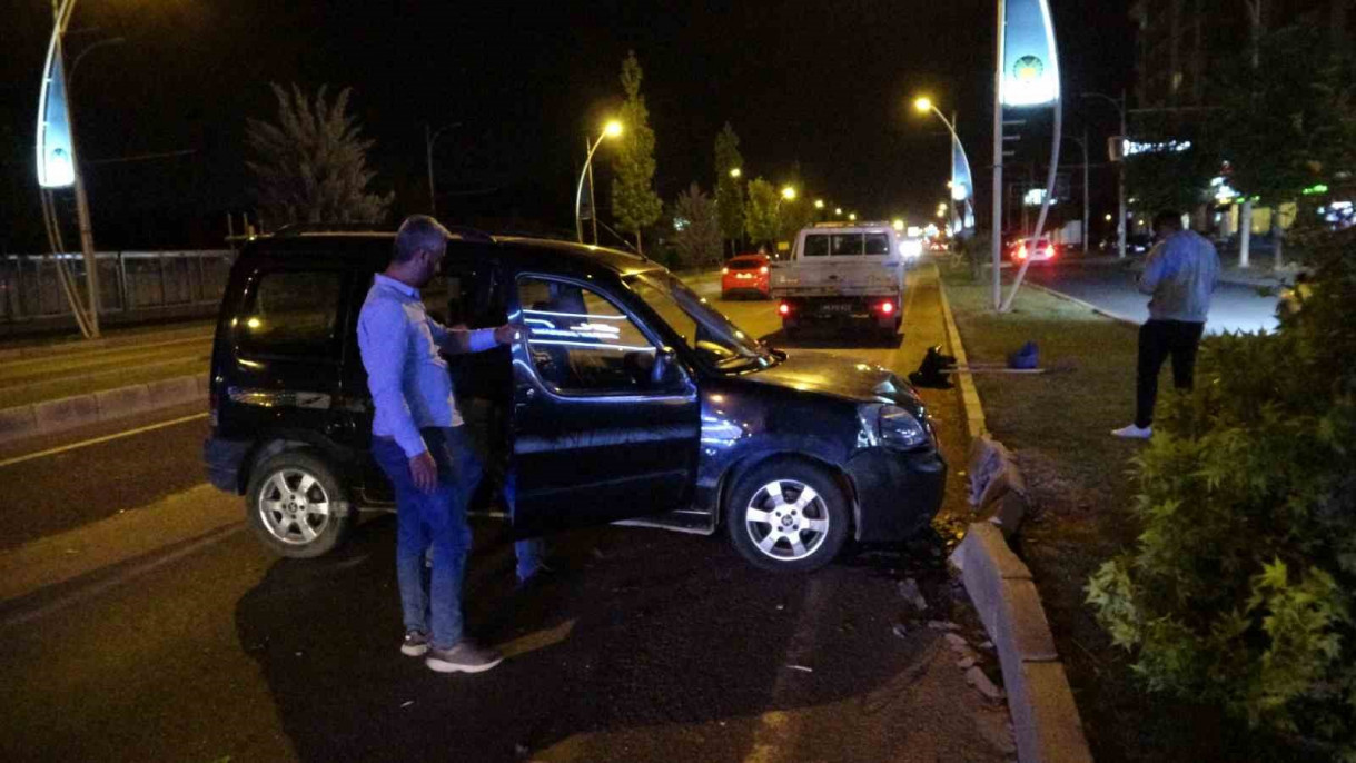 Çarptığı ağacı yerinden söküp karşı şeride geçti: 1 yaralı