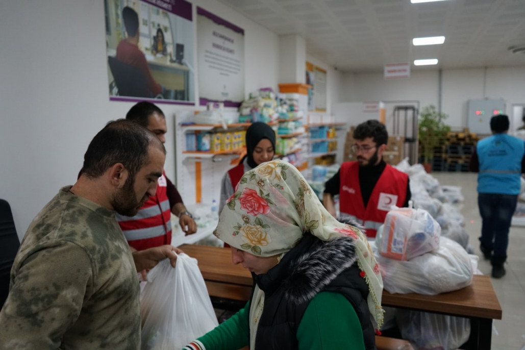 Depremzedelere toplamda 110 bin paket yardım dağıtıldı