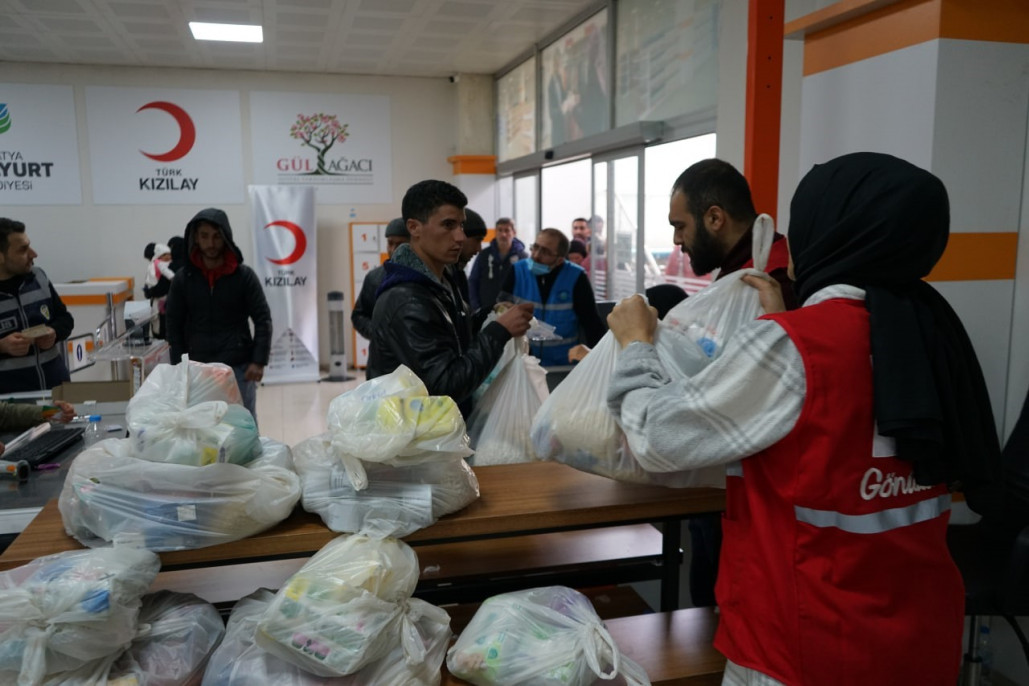 Depremzedelere toplamda 110 bin paket yardım dağıtıldı